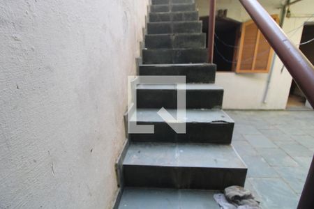 Casa à venda com 165m², 4 quartos e 2 vagasEscada fundos da casa