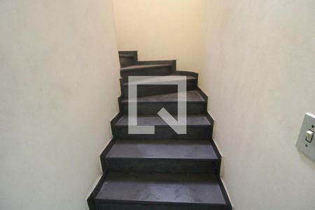 Escada de casa para alugar com 3 quartos, 165m² em Jardim Lallo, São Paulo