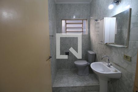 Banheiro da suíte de casa à venda com 4 quartos, 165m² em Jardim Lallo, São Paulo