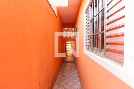 Casa à venda com 200m², 3 quartos e 2 vagasCorredor Externo Casa 2