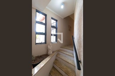 Casa à venda com 180m², 4 quartos e 2 vagas Casa à venda com 180m², 4 quartos e 2 vagasCorredor