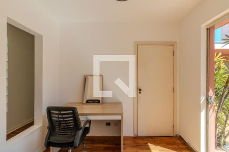 Casa à venda com 600m², 4 quartos e 4 vagas Casa à venda com 600m², 4 quartos e 4 vagasEscritorio