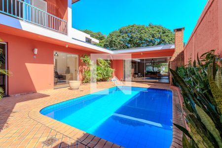 Casa à venda com 600m², 4 quartos e 4 vagas Casa à venda com 600m², 4 quartos e 4 vagasÁrea comum - Piscina