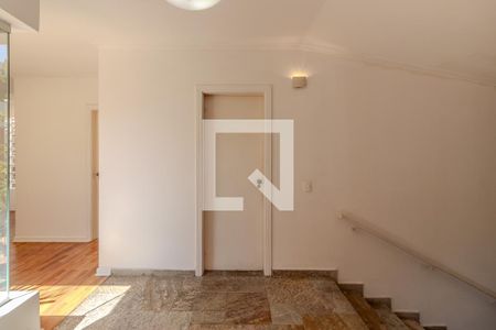 Casa à venda com 600m², 4 quartos e 4 vagas Casa à venda com 600m², 4 quartos e 4 vagasEscada