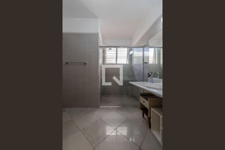 Casa à venda com 600m², 4 quartos e 4 vagas Casa à venda com 600m², 4 quartos e 4 vagasBanheiro da Suíte 2