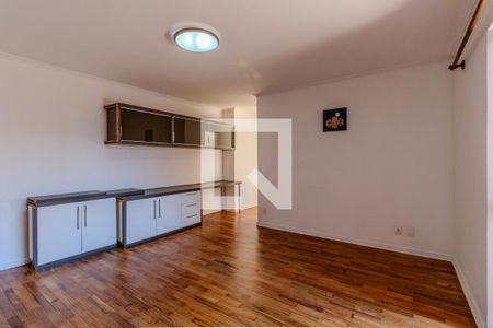 Casa à venda com 600m², 4 quartos e 4 vagas Casa à venda com 600m², 4 quartos e 4 vagasEscritório