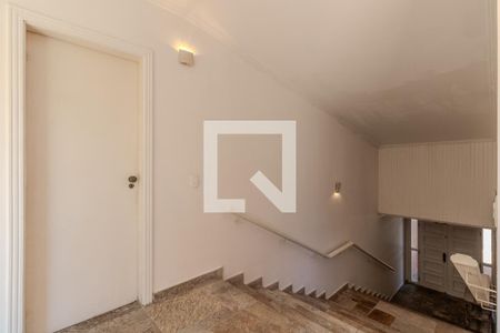 Casa à venda com 600m², 4 quartos e 4 vagas Casa à venda com 600m², 4 quartos e 4 vagasEscada