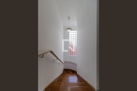 Casa à venda com 600m², 4 quartos e 4 vagas Casa à venda com 600m², 4 quartos e 4 vagasEscada