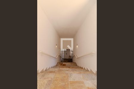 Casa à venda com 600m², 4 quartos e 4 vagas Casa à venda com 600m², 4 quartos e 4 vagasEscada