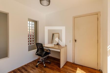 Casa à venda com 600m², 4 quartos e 4 vagas Casa à venda com 600m², 4 quartos e 4 vagasEscritorio