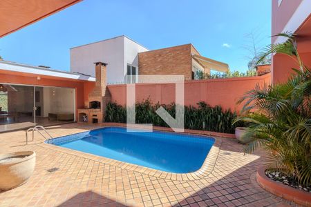 Casa à venda com 600m², 4 quartos e 4 vagas Casa à venda com 600m², 4 quartos e 4 vagasÁrea comum - Piscina