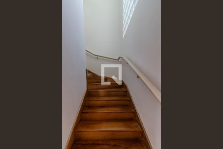 Casa à venda com 600m², 4 quartos e 4 vagas Casa à venda com 600m², 4 quartos e 4 vagasEscada