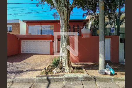 Casa à venda com 600m², 4 quartos e 4 vagas Casa à venda com 600m², 4 quartos e 4 vagasFachada