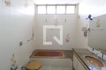 Casa para alugar com 216m², 3 quartos e 4 vagasBanheiro da Suíte 2