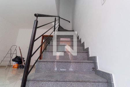 Escada de casa de condomínio para alugar com 2 quartos, 80m² em Vila Uniao (zona Leste), São Paulo