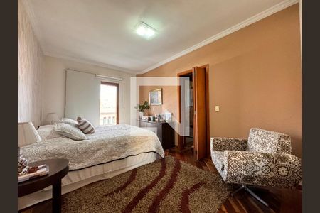 Casa à venda com 239m², 4 quartos e 4 vagasSuite