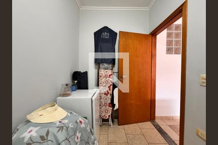 Casa à venda com 239m², 4 quartos e 4 vagasQuarto de Serviço