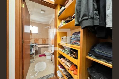 Casa à venda com 239m², 4 quartos e 4 vagasCloset da suíte