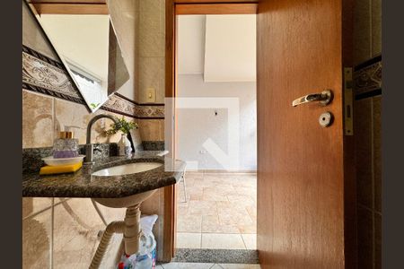 Casa à venda com 239m², 4 quartos e 4 vagasBanheiro de serviço