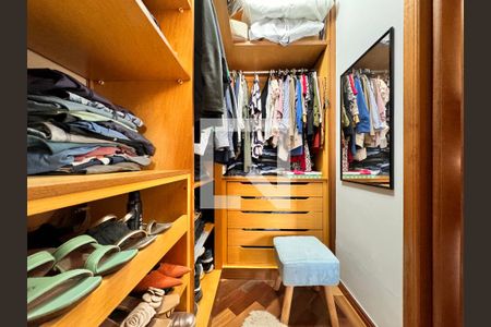 Casa à venda com 239m², 4 quartos e 4 vagasCloset da suíte