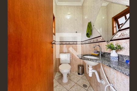 Casa à venda com 239m², 4 quartos e 4 vagasBanheiro de serviço