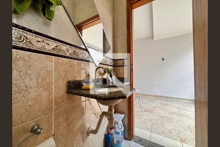 Casa à venda com 239m², 4 quartos e 4 vagasBanheiro de serviço