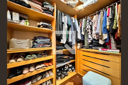 Casa à venda com 239m², 4 quartos e 4 vagasCloset da suíte