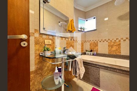 Casa à venda com 239m², 4 quartos e 4 vagasBanheiro da Suíte