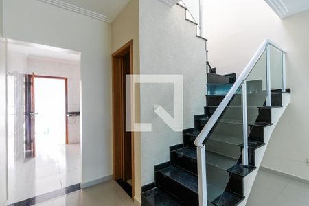 Escadas de casa para alugar com 3 quartos, 139m² em Vila Gomes Cardim, São Paulo