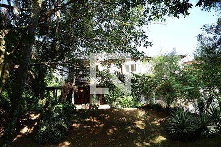 Casa de condomínio para alugar com 300m², 4 quartos e 3 vagasFundos