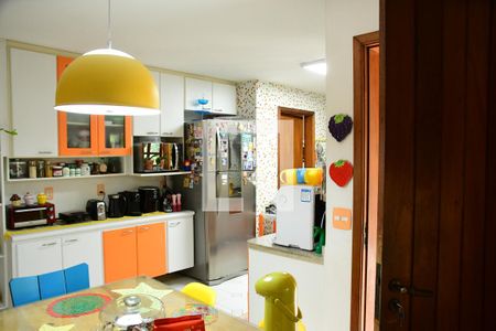 Casa de condomínio para alugar com 300m², 4 quartos e 3 vagasCozinha