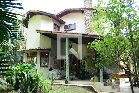 Casa de condomínio para alugar com 300m², 4 quartos e 3 vagasFundos