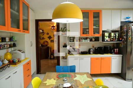 Casa de condomínio para alugar com 300m², 4 quartos e 3 vagasCozinha