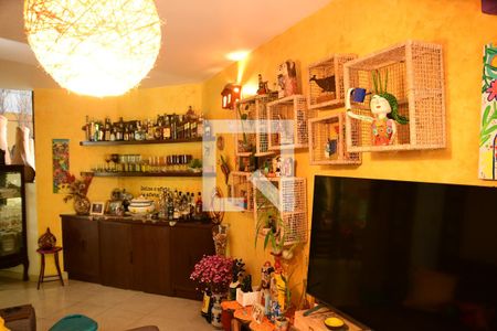 Casa de condomínio para alugar com 300m², 4 quartos e 3 vagasSala