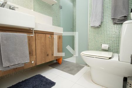 Banheiro, louça sanitária e armário  de apartamento para alugar com 2 quartos, 59m² em Vila Uberabinha, São Paulo