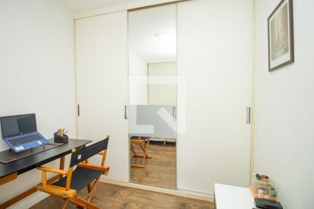 Quarto 1, armário com porta espelhada  de apartamento para alugar com 2 quartos, 59m² em Vila Uberabinha, São Paulo
