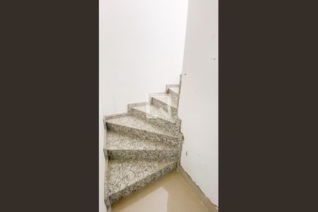 Apartamento à venda com 90m², 2 quartos e 1 vagaEscada