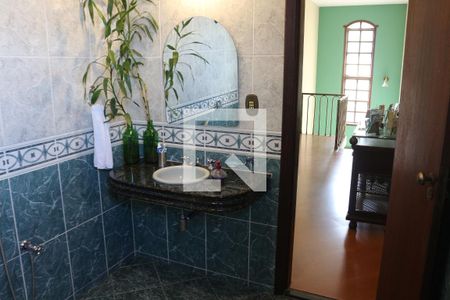 Casa à venda com 320m², 4 quartos e 4 vagasBanheiro 2