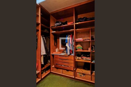 Casa à venda com 310m², 4 quartos e 2 vagasCloset da suíte