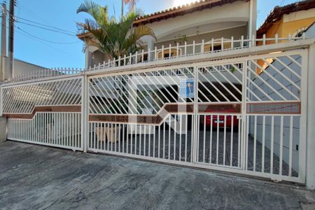 Casa à venda com 208m², 4 quartos e 6 vagasPLACA INSTALADA NA FACHADA