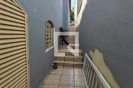 Casa à venda com 208m², 4 quartos e 6 vagasCorredor - Quintal