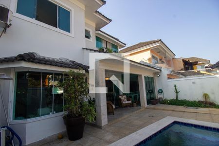 Casa de condomínio à venda com 200m², 4 quartos e 2 vagasQuintal