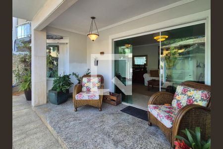 Casa de condomínio à venda com 200m², 4 quartos e 2 vagasQuintal