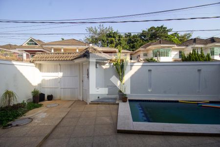 Casa de condomínio à venda com 200m², 4 quartos e 2 vagasQuintal