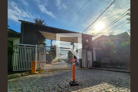 Casa de condomínio à venda com 200m², 4 quartos e 2 vagasFachada