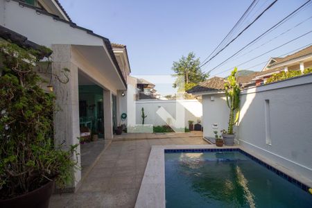 Casa de condomínio à venda com 200m², 4 quartos e 2 vagasQuintal