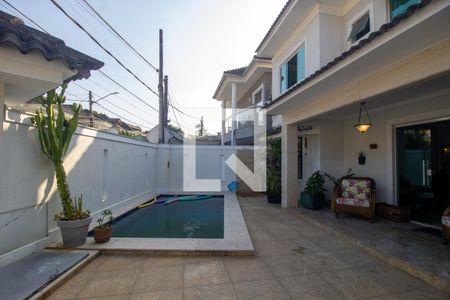 Casa de condomínio à venda com 200m², 4 quartos e 2 vagasQuintal