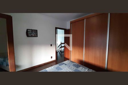 Casa à venda com 360m², 6 quartos e 3 vagas Casa à venda com 360m², 6 quartos e 3 vagasQuarto