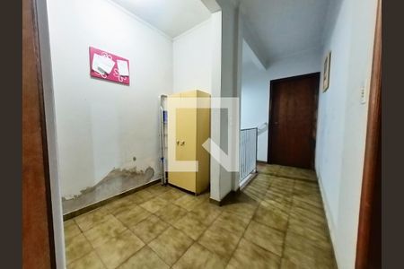 Casa à venda com 302m², 5 quartos e 4 vagas Casa à venda com 302m², 5 quartos e 4 vagasCorredor