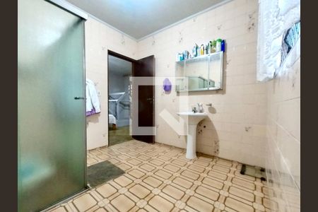 Casa à venda com 302m², 5 quartos e 4 vagas Casa à venda com 302m², 5 quartos e 4 vagasBanheiro Quarto 5